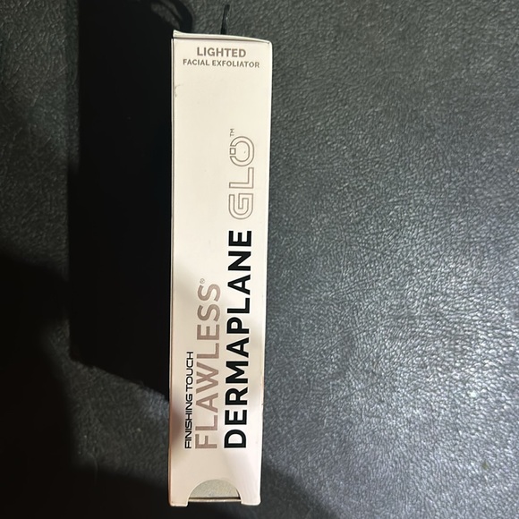 Finishing Touch Flawless Dermaplane Glo - Picture 3 of 4